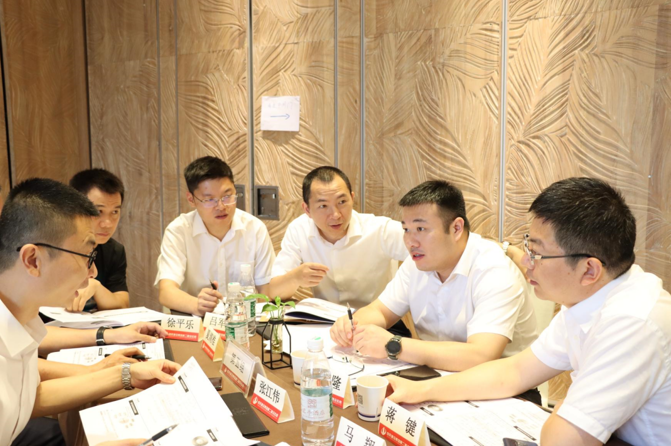 2021年6月25日-26日，富联娱乐二建组织开展了2021年中高层主管执行力培训。本次培训特邀清华、北大、上海交大总裁班讲师，中国企业家协会特聘高级讲师许晋老师进行授课。