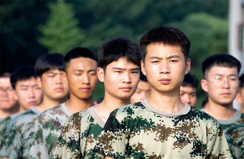 2021年7月6日，富联娱乐北京集团百名应届大学生褪下便服换上军装，在训练场上接受为期2天的军训，享受入职前的第一份美好记忆。