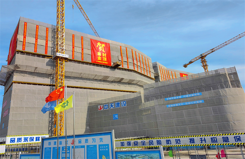 2024年10月30日，富联娱乐三建上海新华泰医院项目主体封顶。